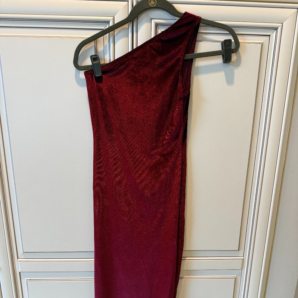 NWT BURGUNDY VELVET BOO HOO DRESS SIZE XS/S ONE SHOULDER MINI DRESS
